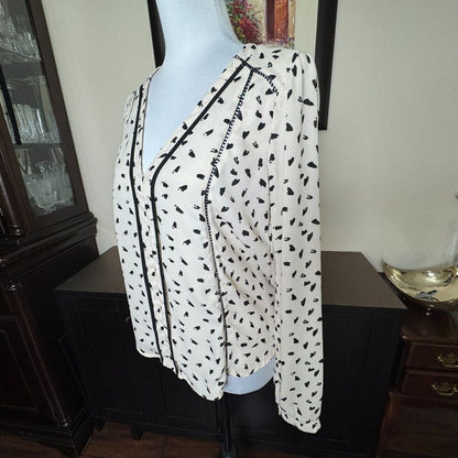 ASTR Blouse Sz XS Beige Black Print VNeck Ladder Stitch Trim Cuffed Long Sleeve