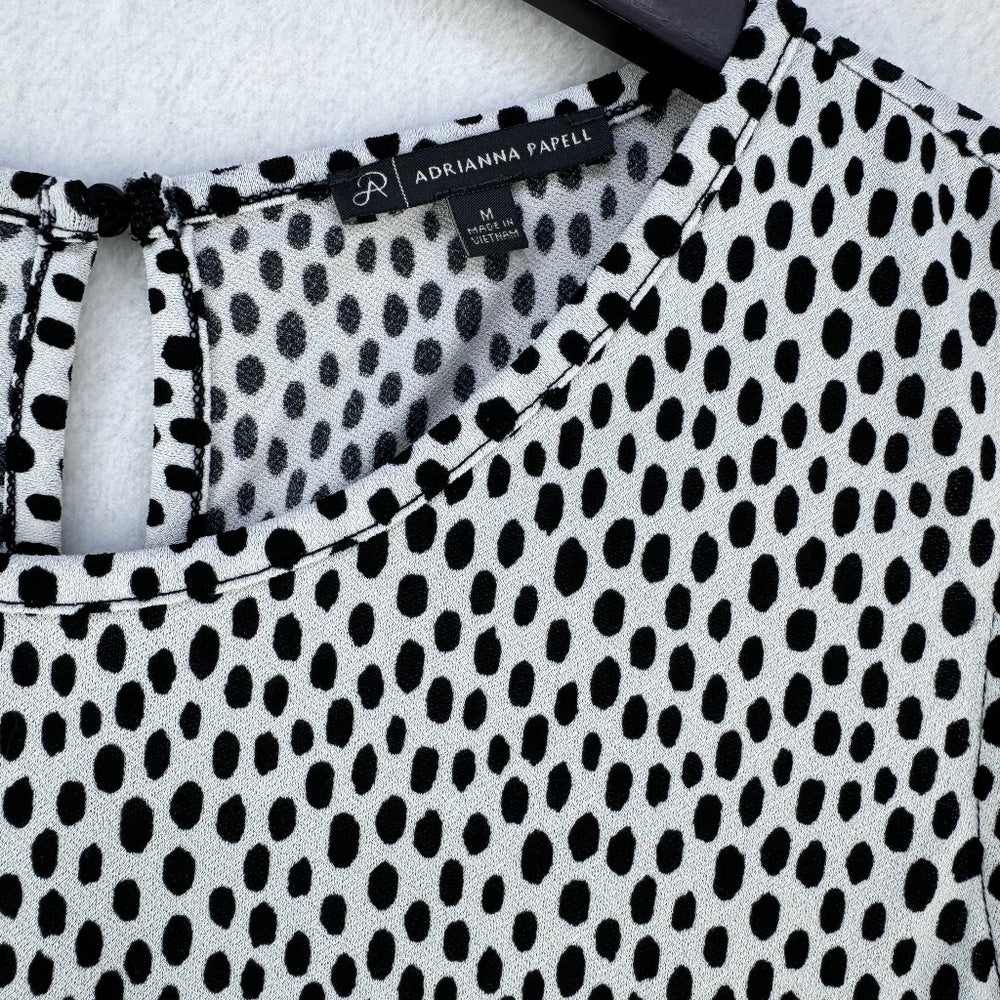 Adrianna Papell Top Women Sz Medium Knotted front Short sleeve black white dots