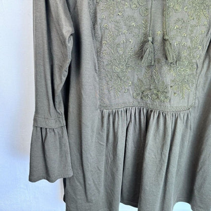 Blusa J Jill Talla M Verde con Flores Bordadas, Borlas, Estilo Campesino, Peplum y Mangas Acampanadas