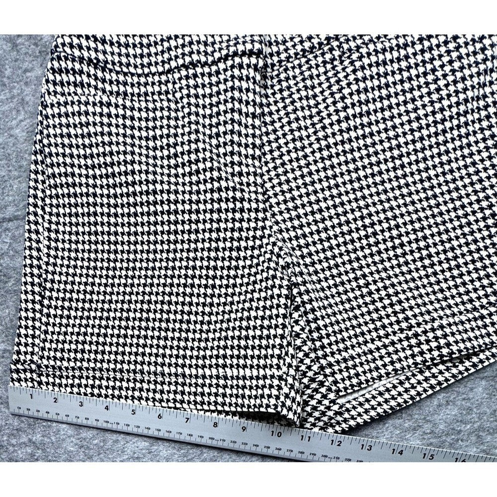 SOHO Women’s  Black & White Houndstooth Shorts w/ Pockets, Elastic - Size 6