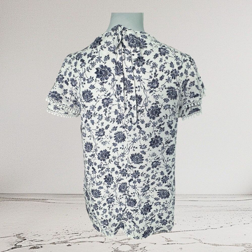 Angels Top Sz S White Navy Blue Floral Round Neck Flutter Sleeve Crochet Trim