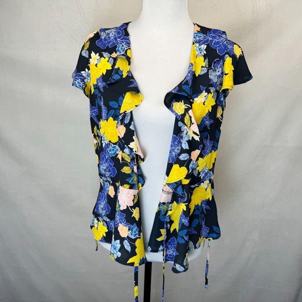 Blusa cruzada Banana Republic, talla S, negra con diseño floral y volantes, manga corta.