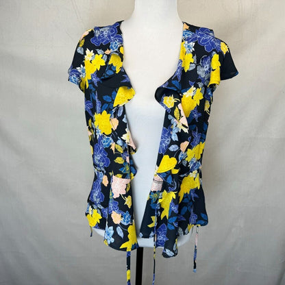 Blusa cruzada Banana Republic, talla S, negra con diseño floral y volantes, manga corta.