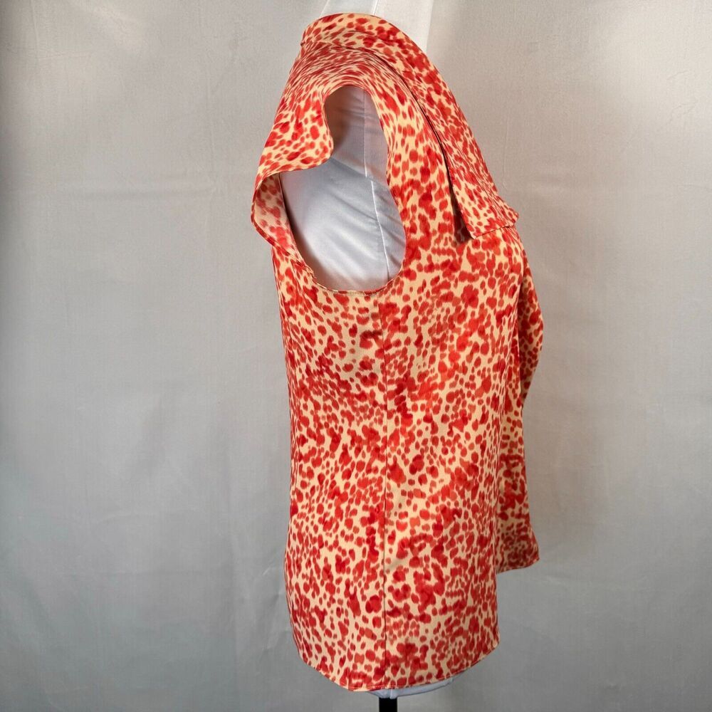 Blusa Ann Taylor Talla 2 color crema con estampado rojo, cuello en V, un solo hombro y manga con vuelo