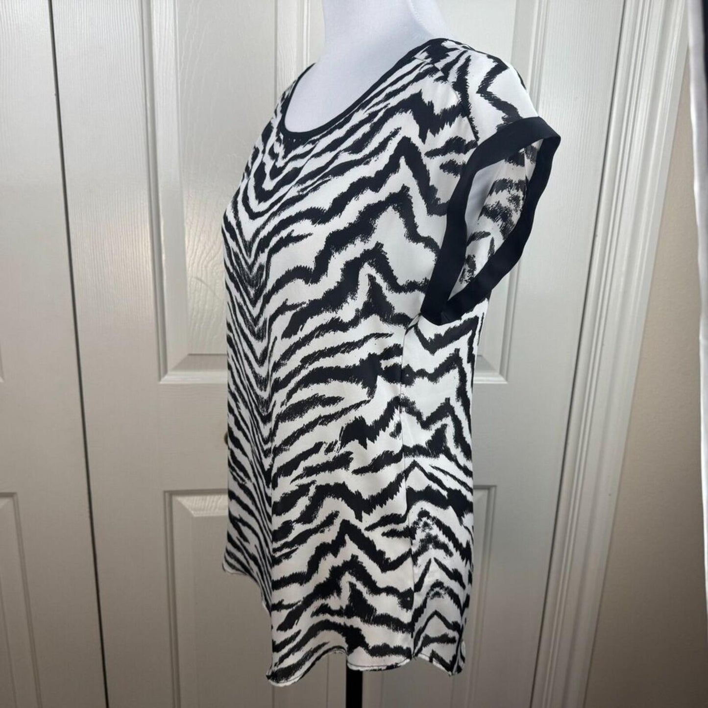 Express Women Top Sz XS Semi Sheer Zebra Black & White Round Neck Cap Sleeve
