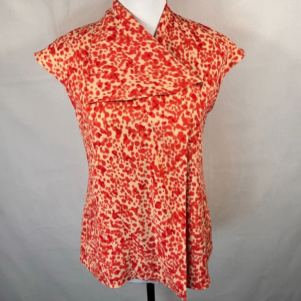 Blusa Ann Taylor Talla 2 color crema con estampado rojo, cuello en V, un solo hombro y manga con vuelo