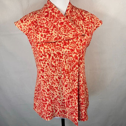 Blusa Ann Taylor Talla 2 color crema con estampado rojo, cuello en V, un solo hombro y manga con vuelo