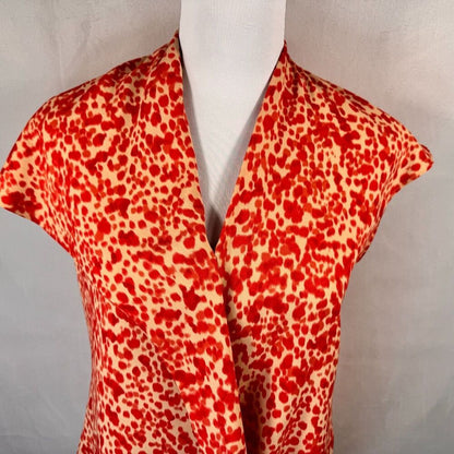 Blusa Ann Taylor Talla 2 color crema con estampado rojo, cuello en V, un solo hombro y manga con vuelo