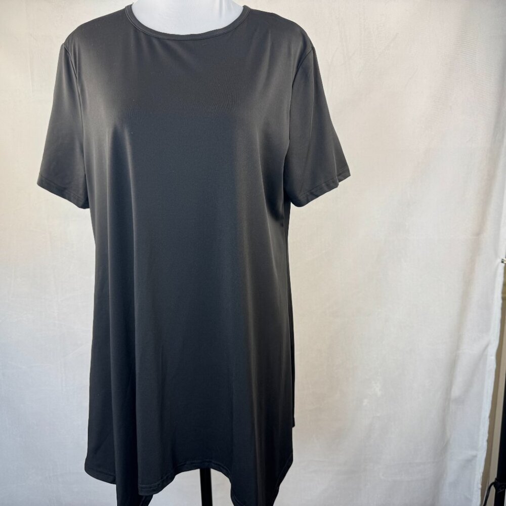 BloomChic Women Top NWT US 14 Black Knit Asymmetrical Hem Short Sleeve Crew Neck