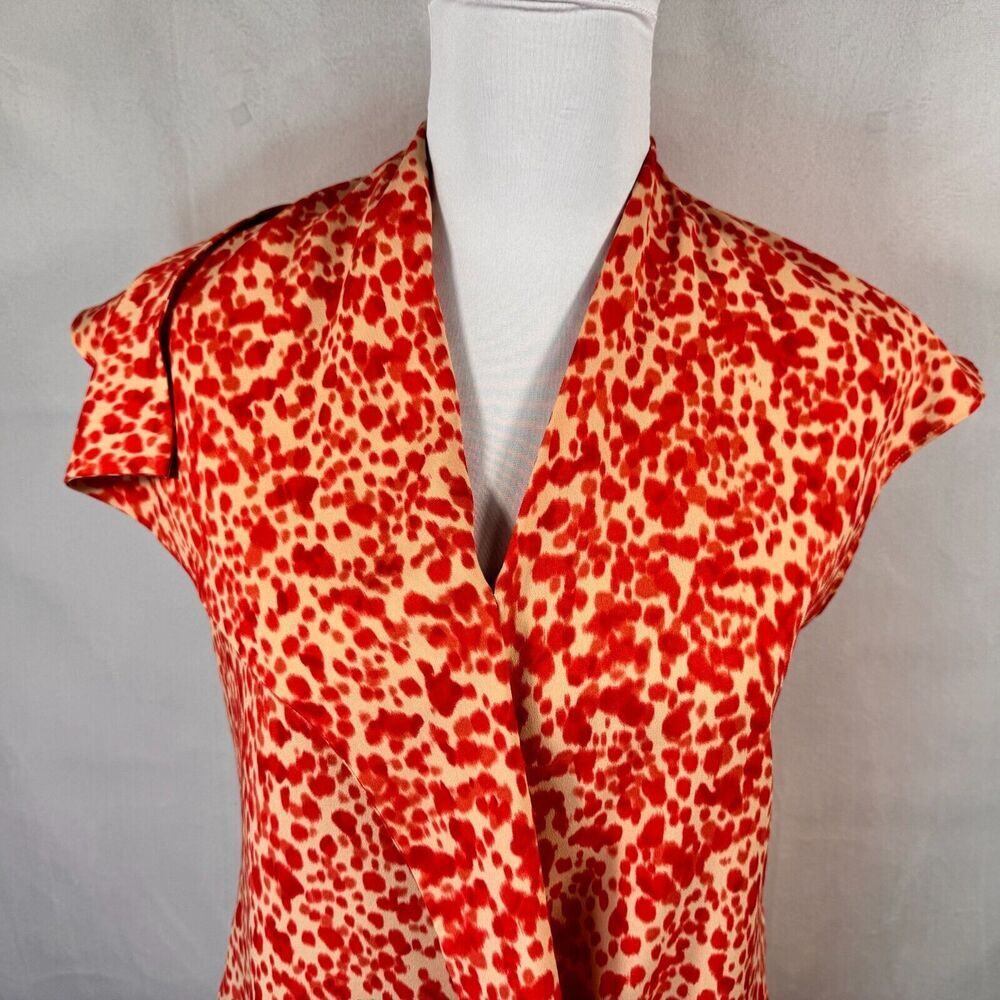 Blusa Ann Taylor Talla 2 color crema con estampado rojo, cuello en V, un solo hombro y manga con vuelo