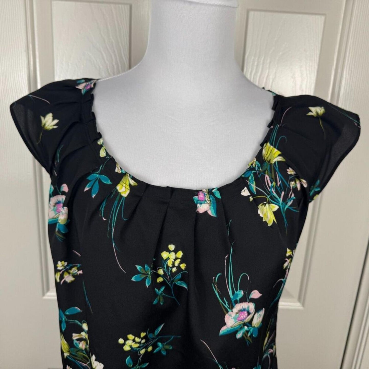 LC Lauren Conrad Blouse Sz XS Black Floral Round Pleated Neck Cap Sleeve