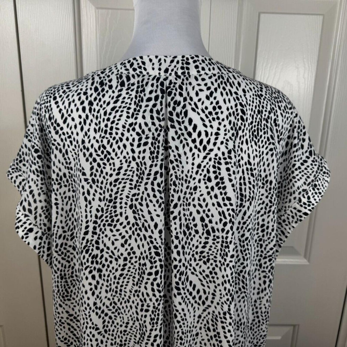 Simply Vera Wang Women Top Sz XXL Black & White Spots VNeck Cap Sleeves