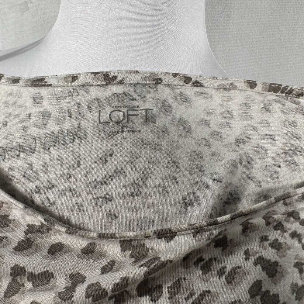 Loft Ladies Tee Sz L  Beige print Boat neckline, cap sleeves, waist banded