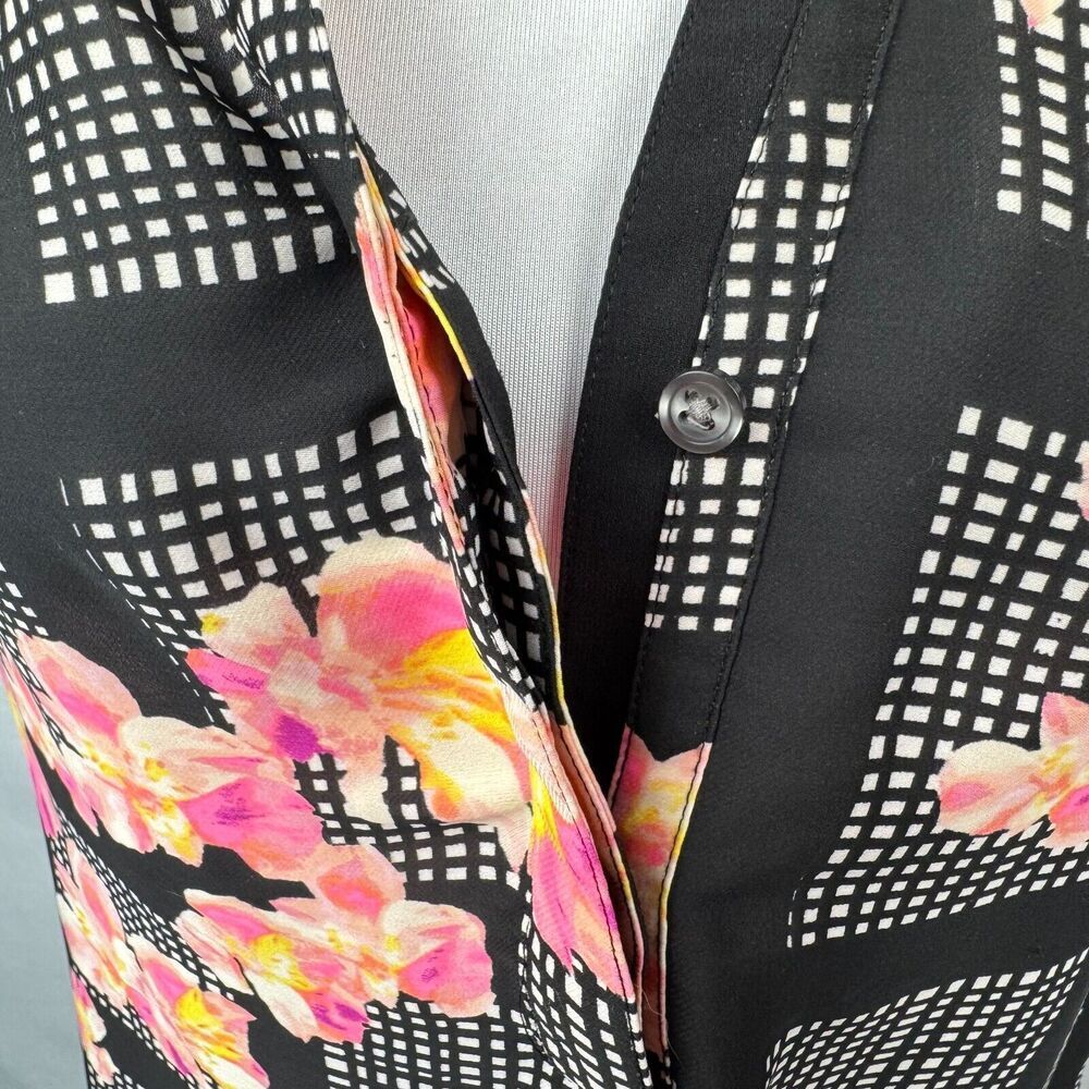 Blusa Banana Republic Talla XS Negra con flores, cuello con abertura y 2 botones delanteros ocultos