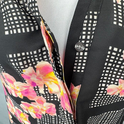 Blusa Banana Republic Talla XS Negra con flores, cuello con abertura y 2 botones delanteros ocultos
