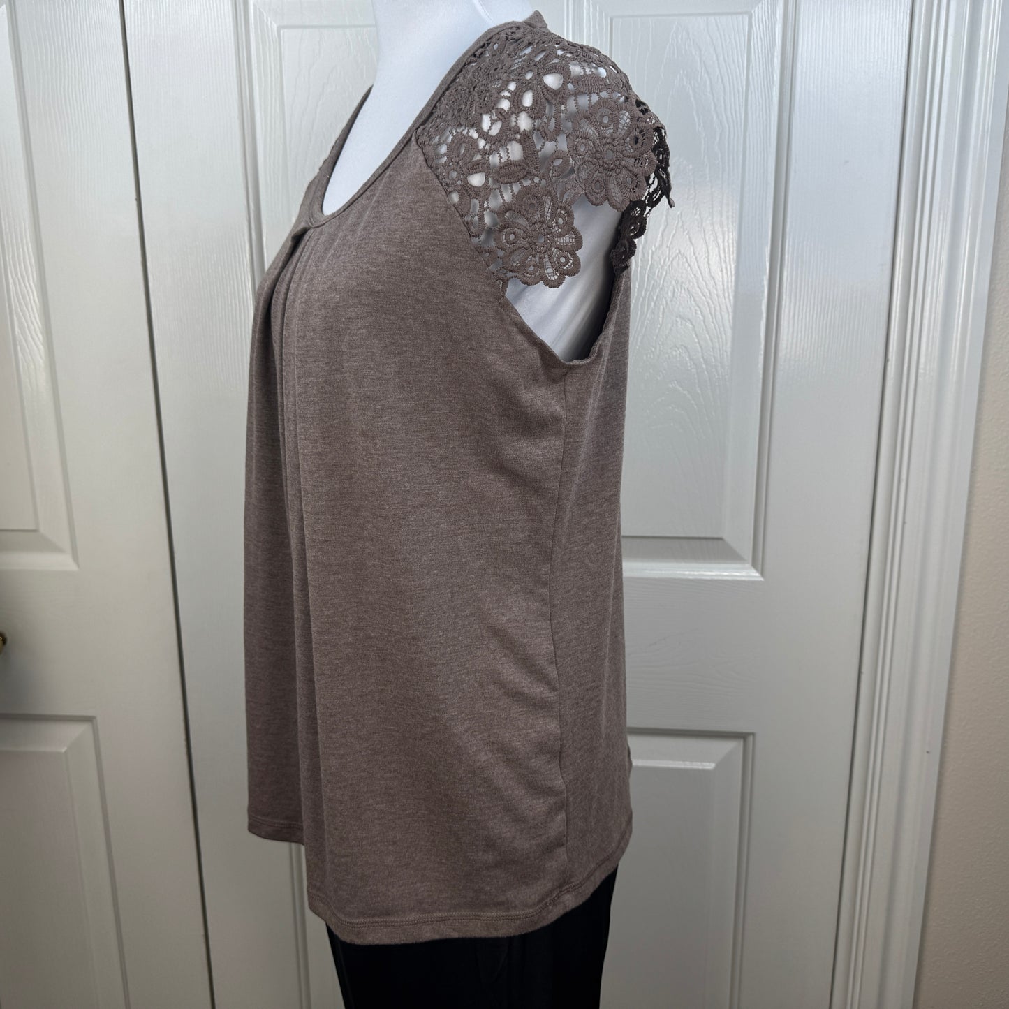 AUTOMET Women's Lace Cap Sleeve Pleated Top Taupe Brown Size M NWOT