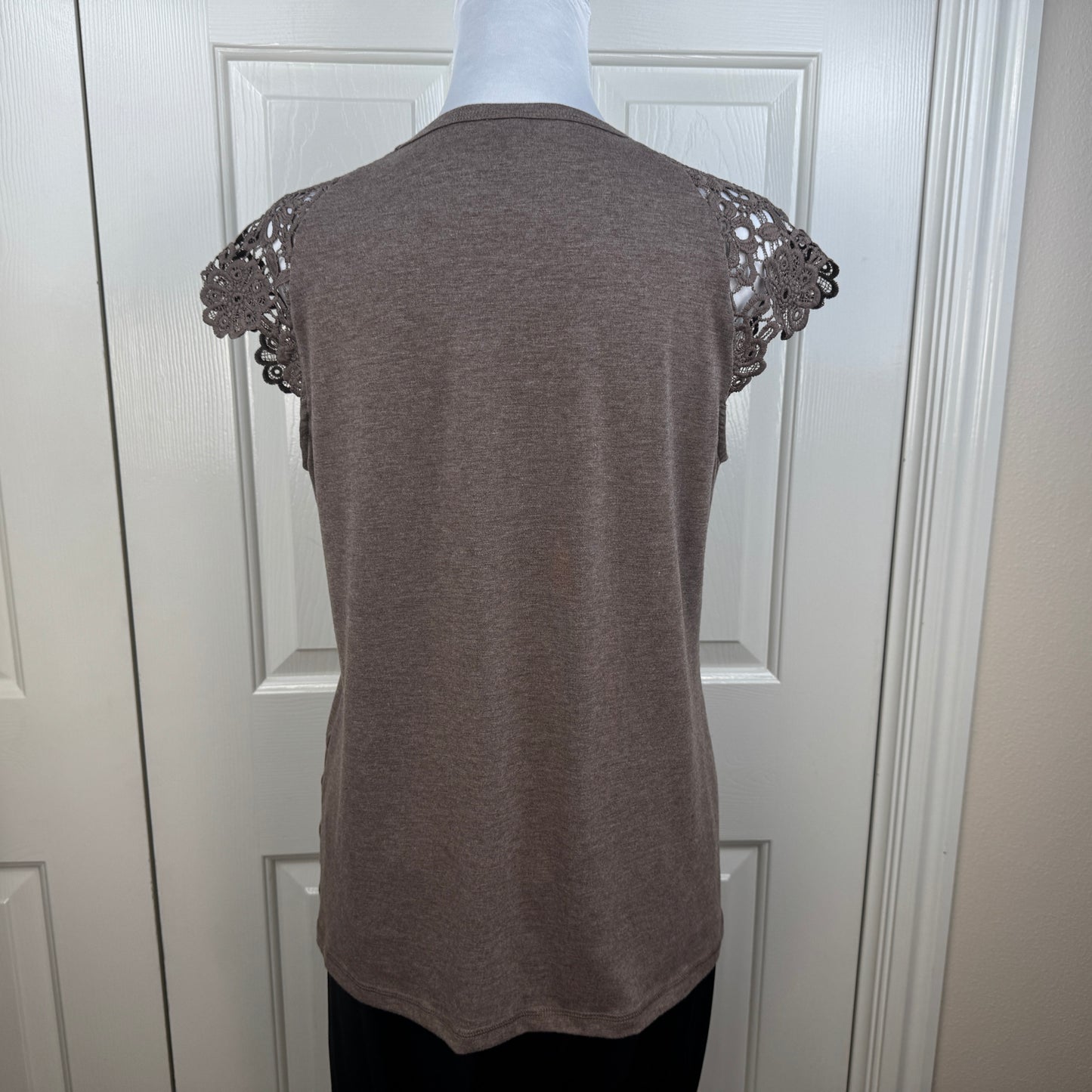 AUTOMET Women's Lace Cap Sleeve Pleated Top Taupe Brown Size M NWOT