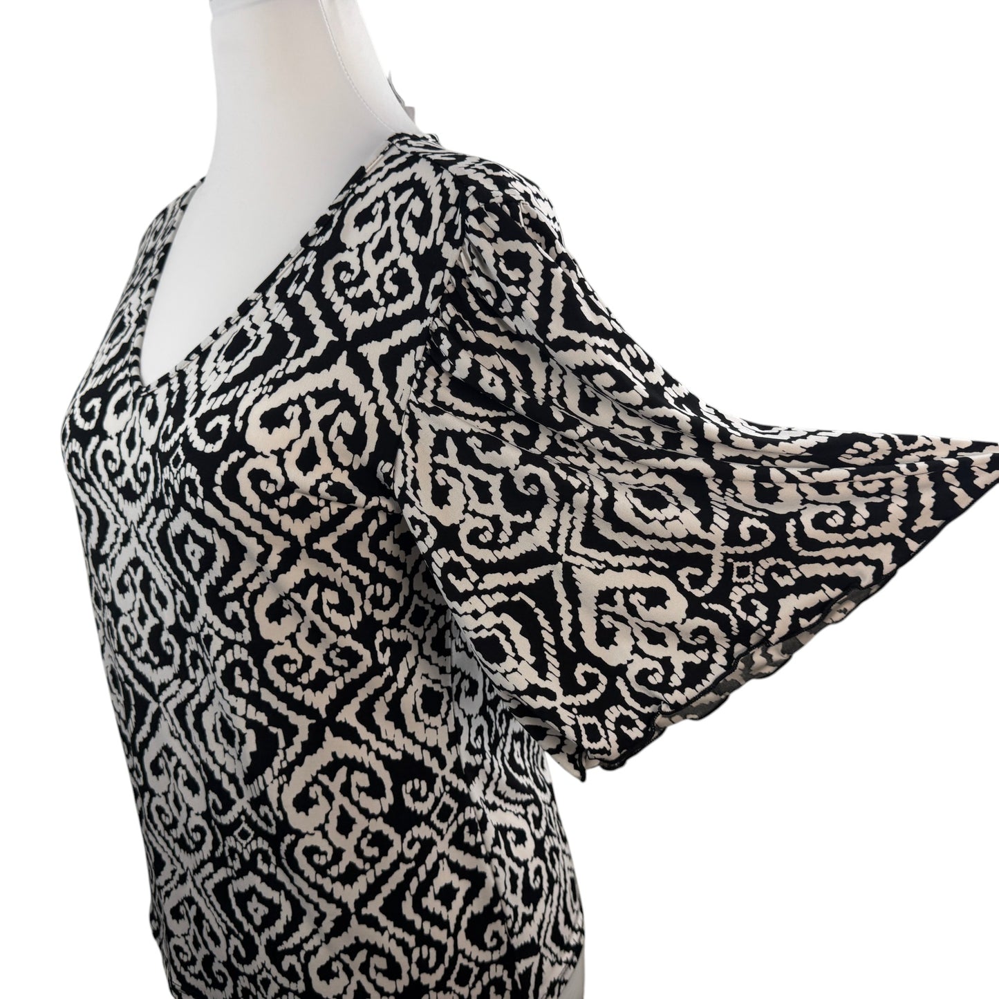 Chico's Black White Print V-Neck Top Size 1 Plus 3/4 Flare Sleeve Stretch Blouse