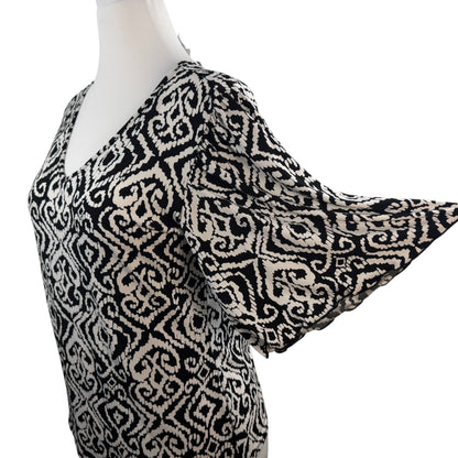 Chico's Black White Print V-Neck Top Size 1 Plus 3/4 Flare Sleeve Stretch Blouse