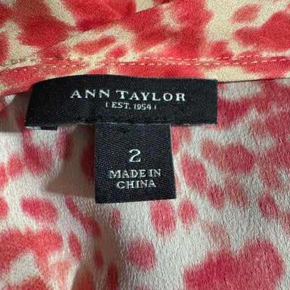 Blusa Ann Taylor Talla 2 color crema con estampado rojo, cuello en V, un solo hombro y manga con vuelo