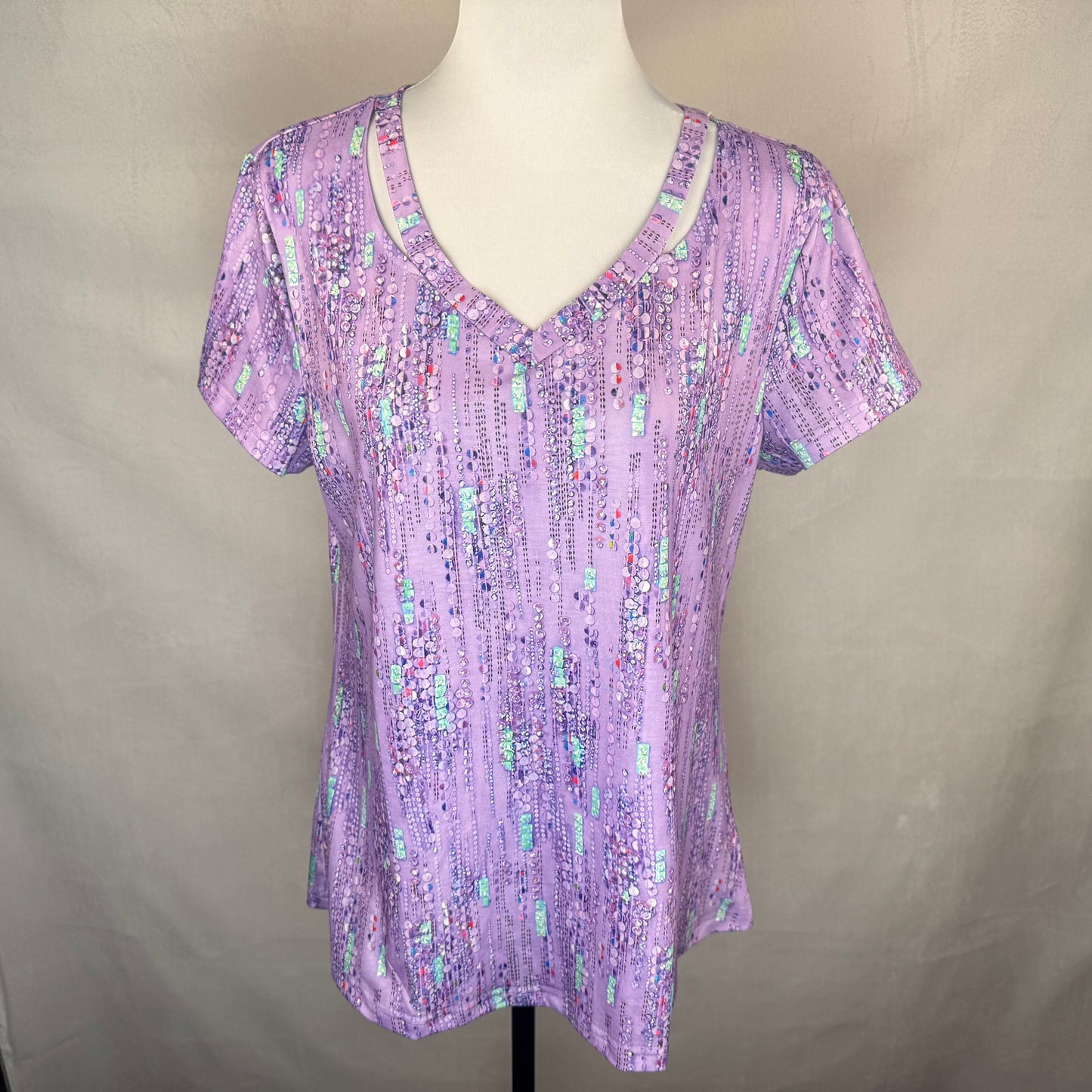 Noracora Ladies Top NWT Sz M Pullover Lilac Multicolor Cut Out VNeck Short Sleeve