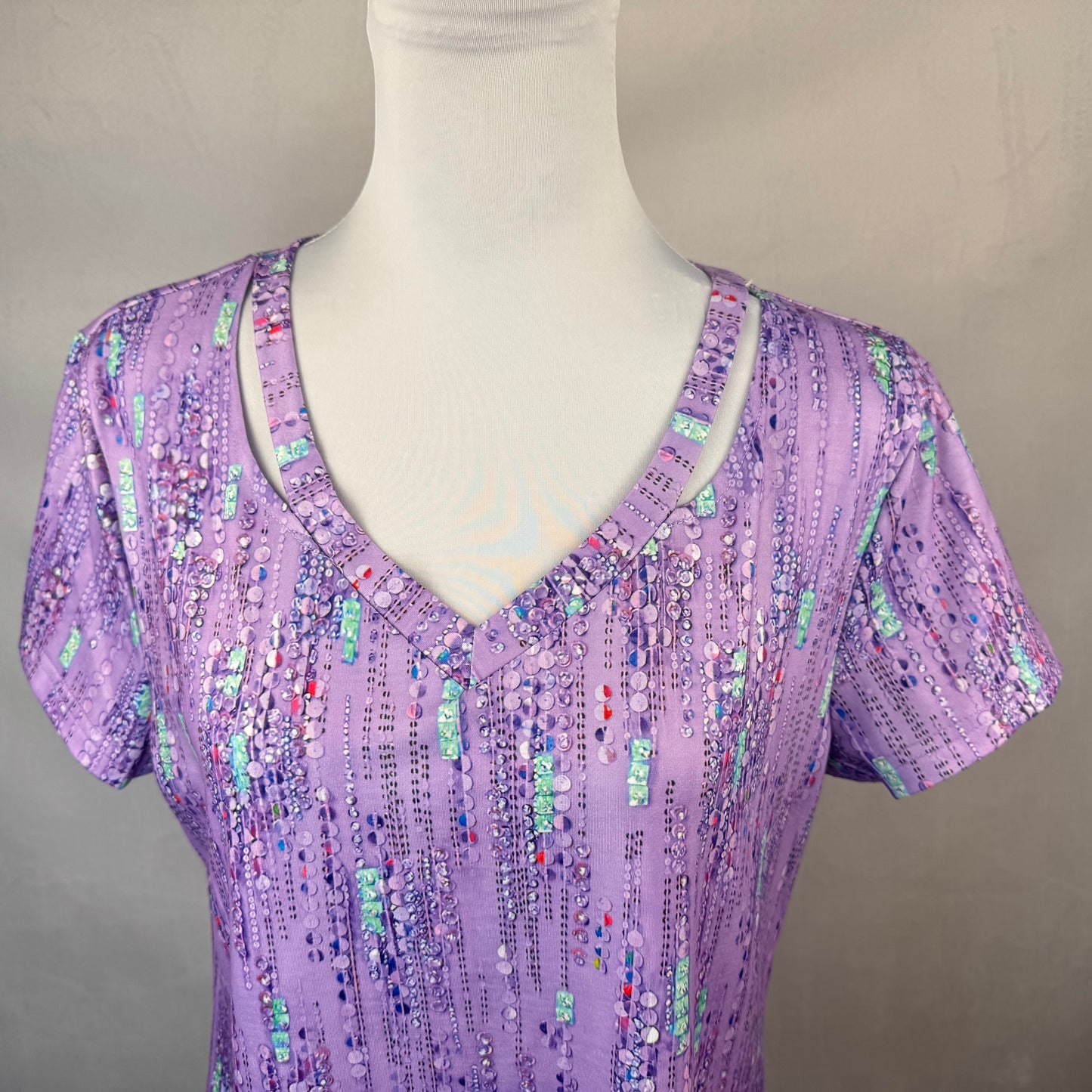 Noracora Ladies Top NWT Sz M Pullover Lilac Multicolor Cut Out VNeck Short Sleeve