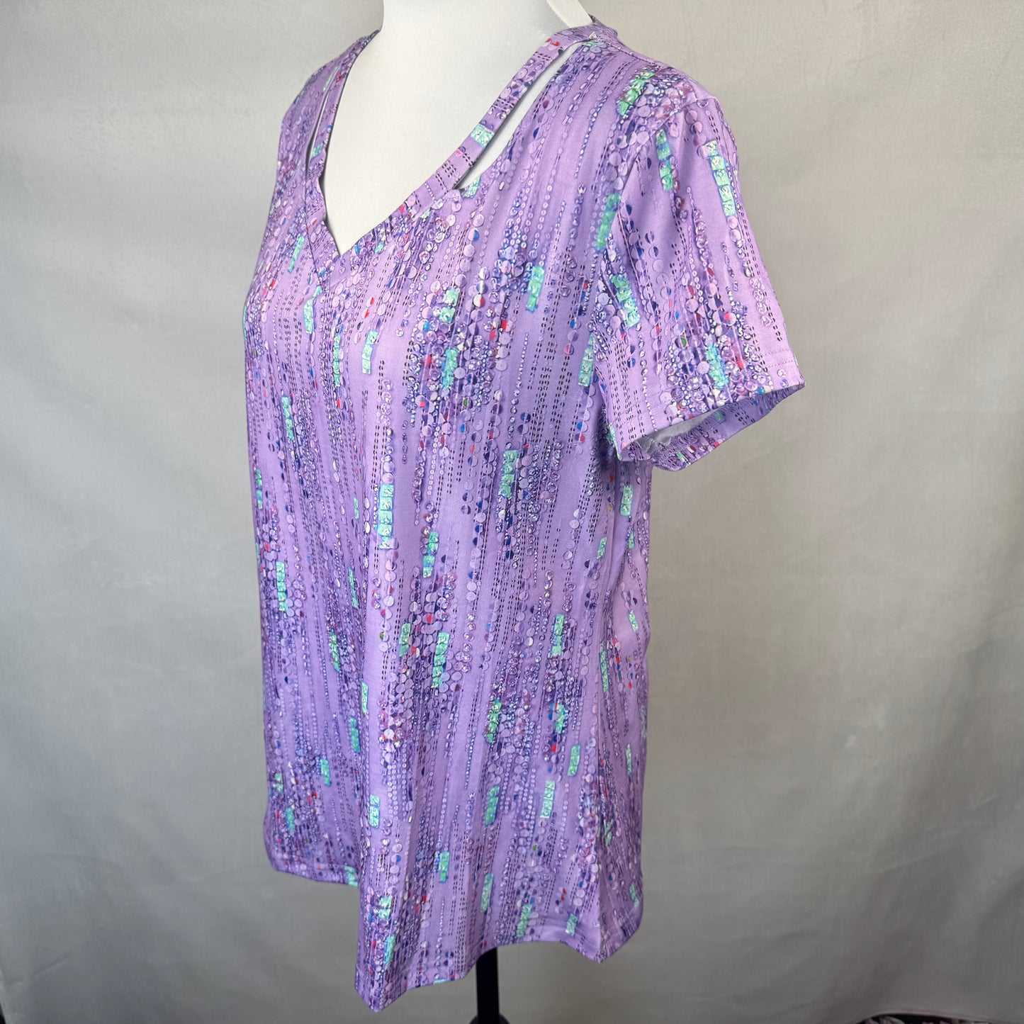 Noracora Ladies Top NWT Sz M Pullover Lilac Multicolor Cut Out VNeck Short Sleeve