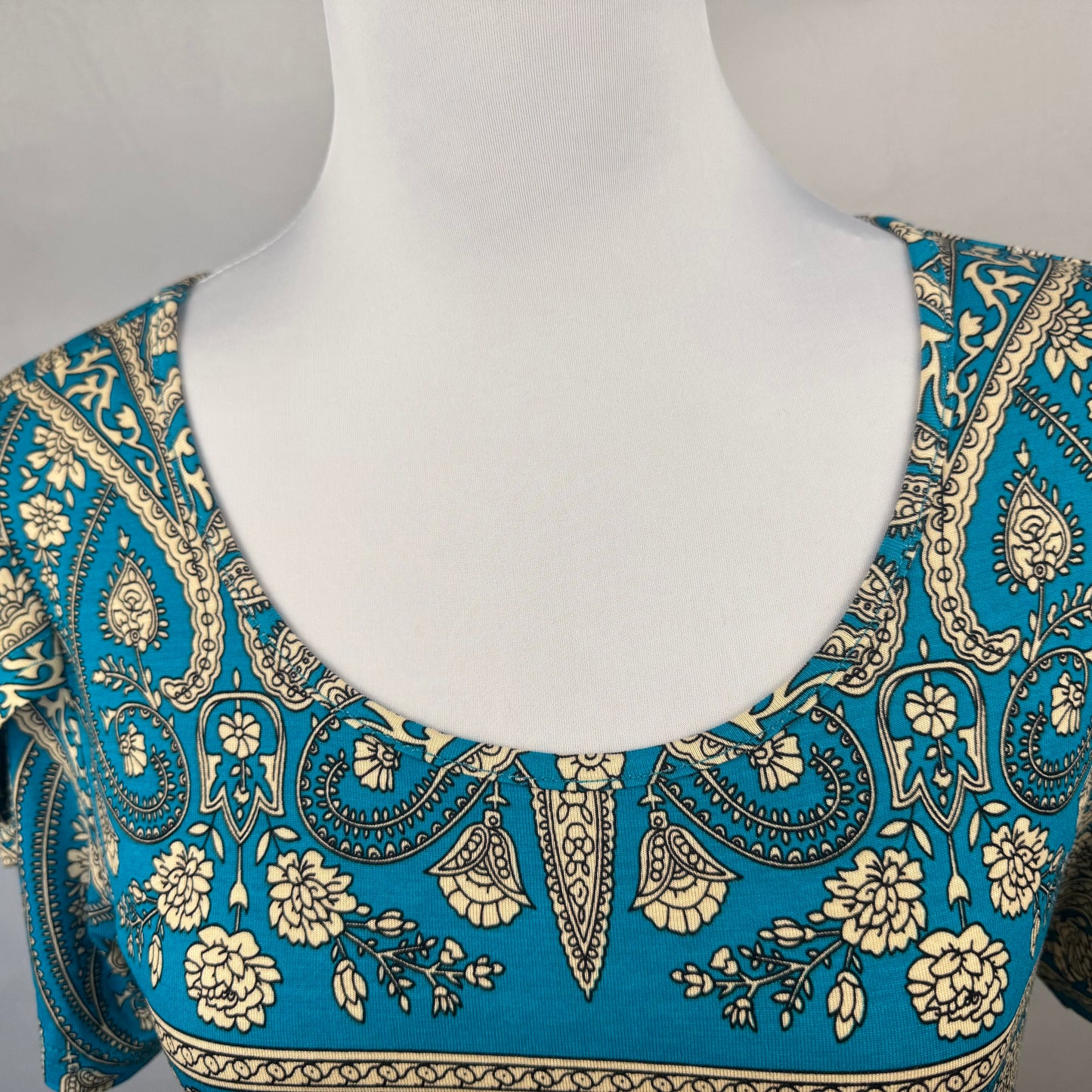 Cathy Ladies Top NWT Sz M Turquoise Paisley Print Scoop Neck Tulip Short Sleeve