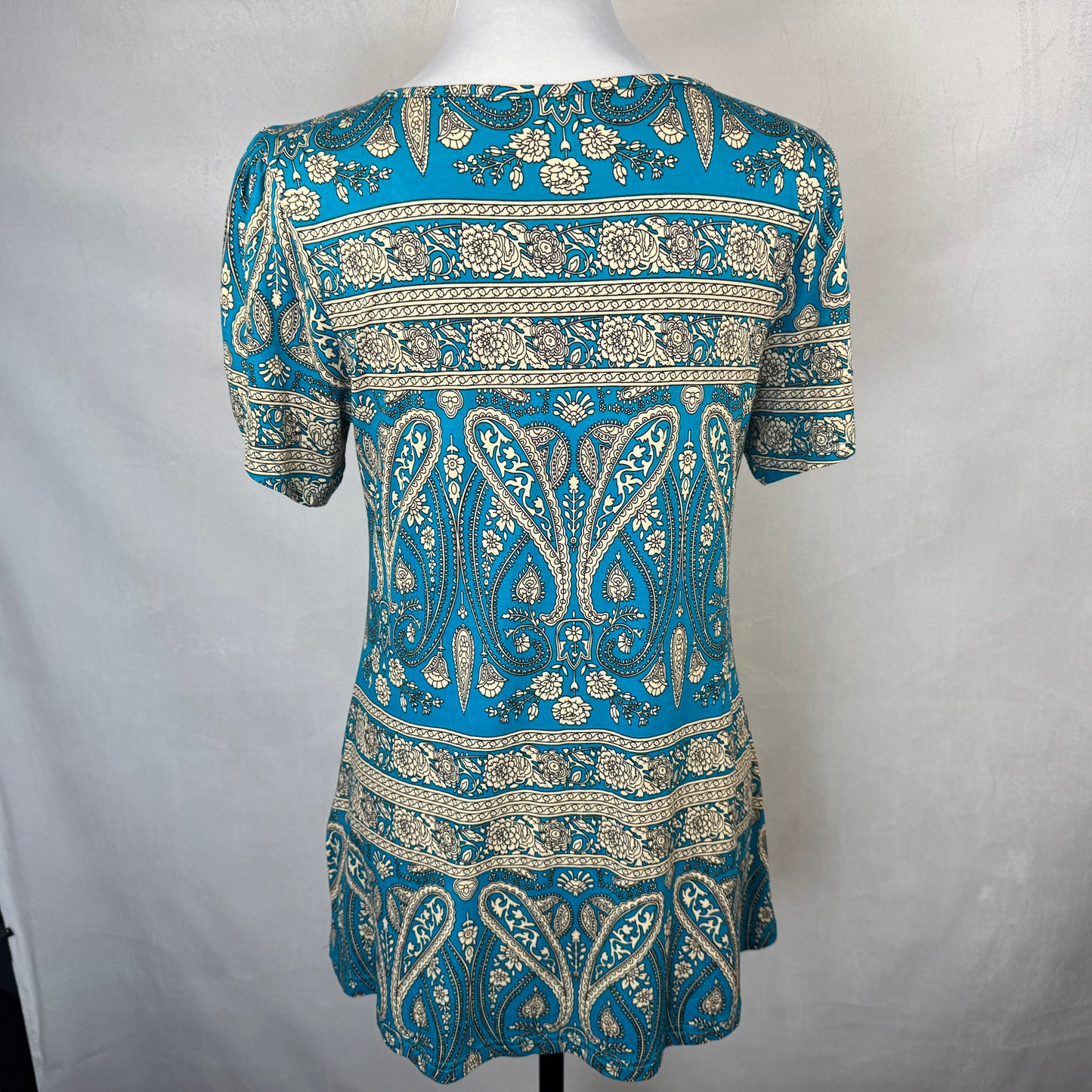 Cathy Ladies Top NWT Sz M Turquoise Paisley Print Scoop Neck Tulip Short Sleeve