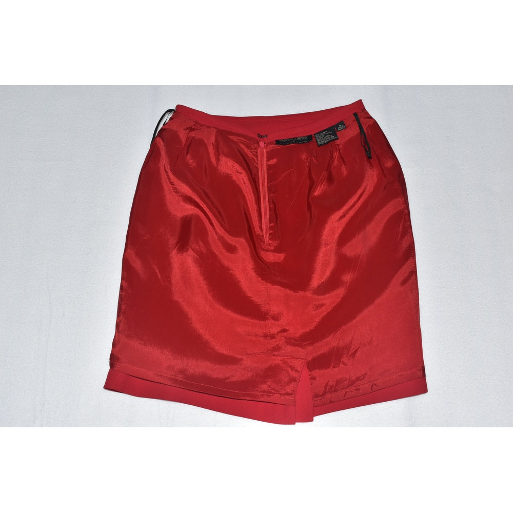 Inside view on Kasper red skirt on a light gray background