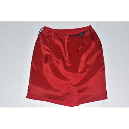 Inside view on Kasper red skirt on a light gray background
