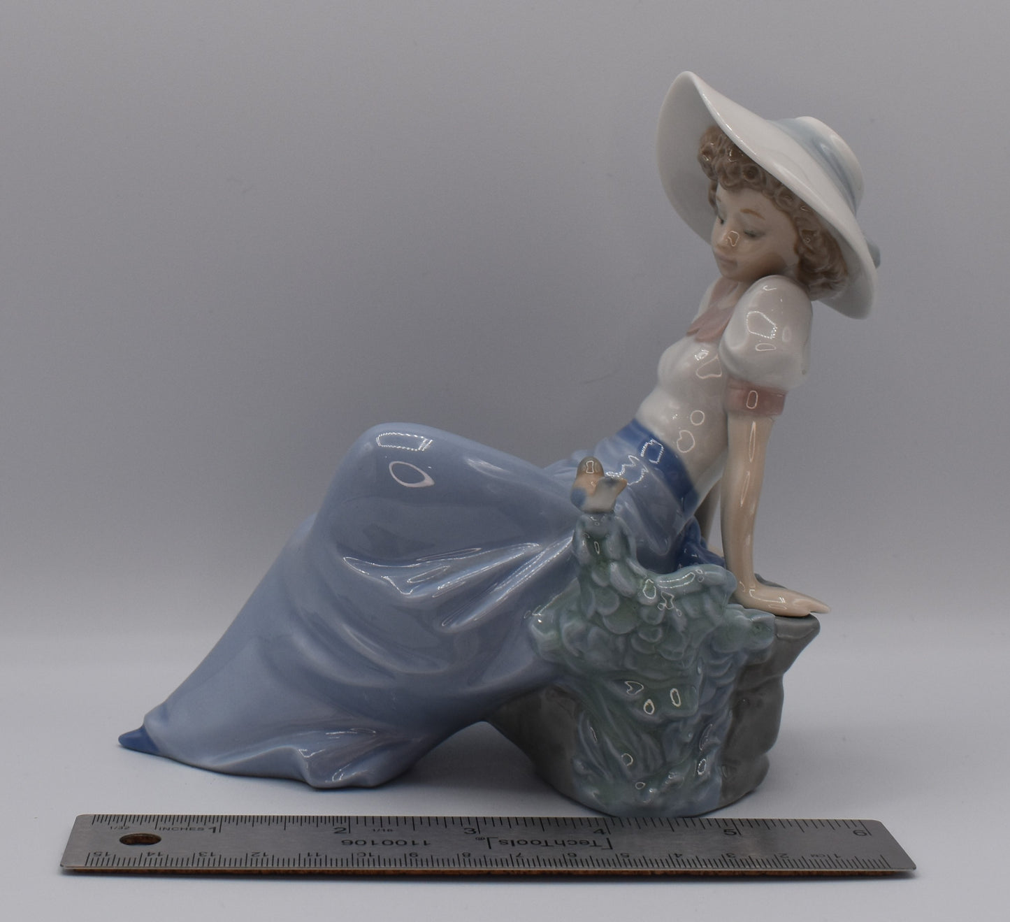 Lladro Nao 1042 Listening to Birds song Vintage Retired Figurine