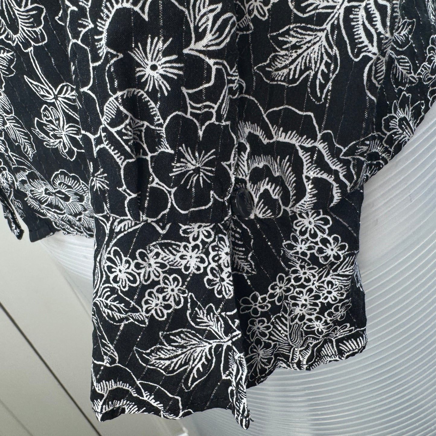 LOFT Women's Black White Floral Ruffle Blouse Metallic Thread Size XL