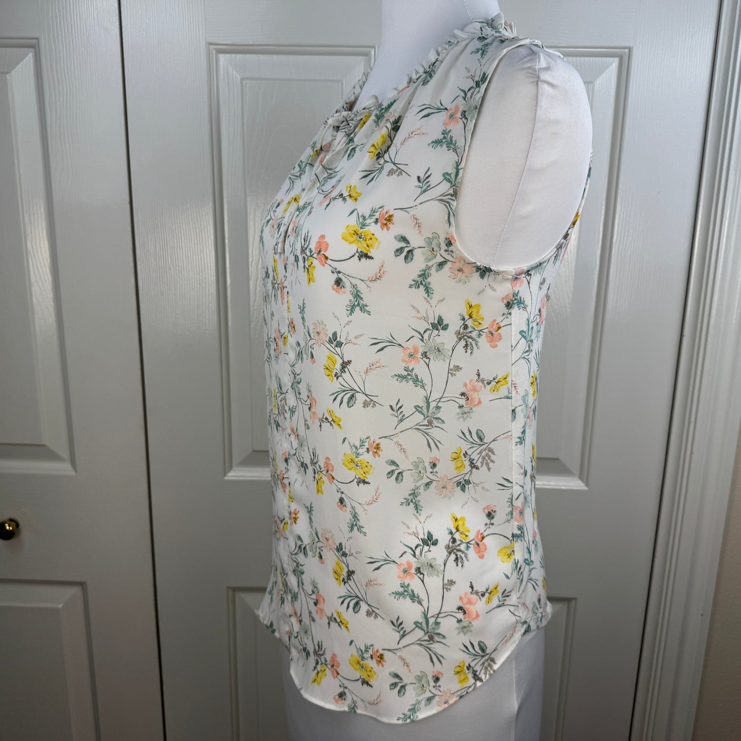 LOFT Women's Floral Sleeveless Ruffle Tie Neck Blouse Ivory Size S