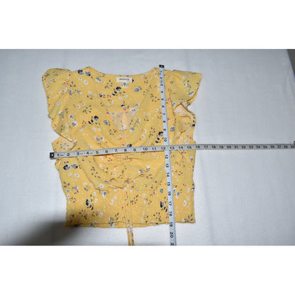Measurements view on Monteau crop top yellow floral with a measuring tape on a white background