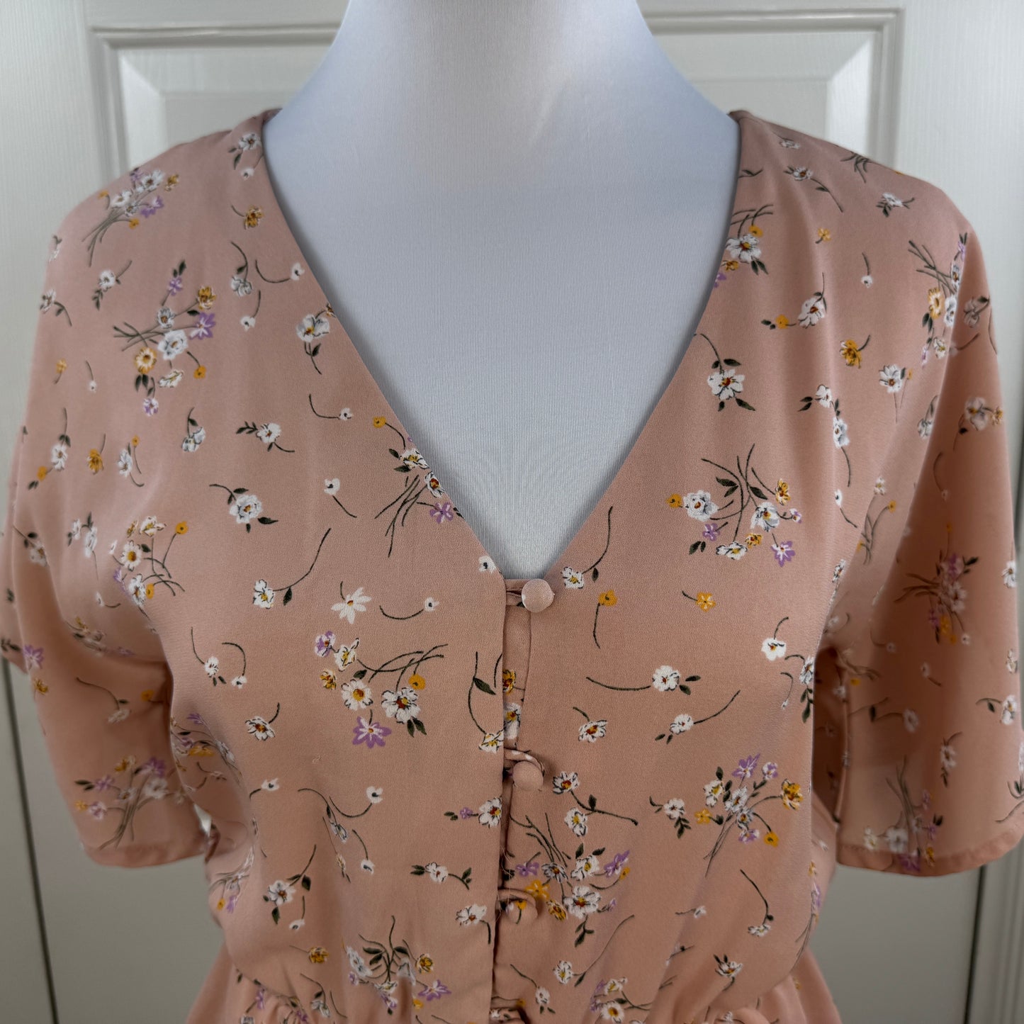 Sienna Sky Floral Peplum Blouse Peach Pink V-Neck Button Front Size XS