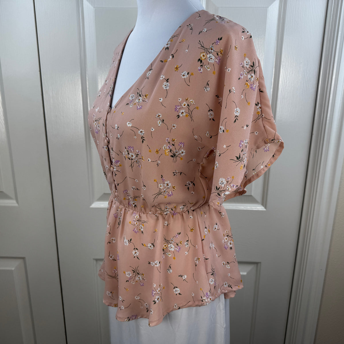 Sienna Sky Floral Peplum Blouse Peach Pink V-Neck Button Front Size XS