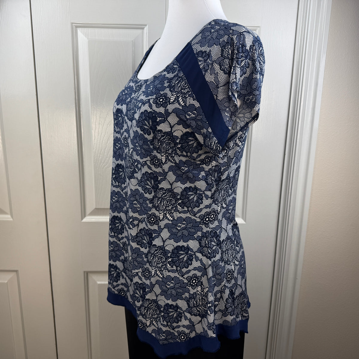 Suzie in the City Women's Blue Floral Lace Print Tunic Top Size M