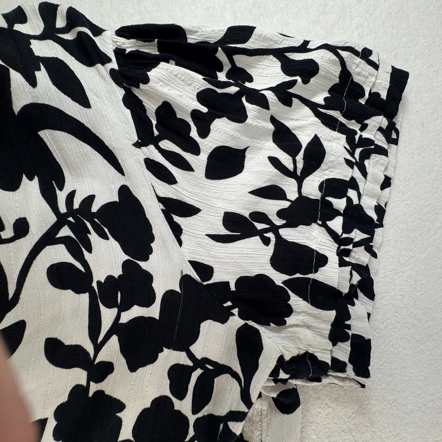 Well Worn Women's NWOT White Black Floral Split Neck Ruffle Sleeve Blouse Size XL