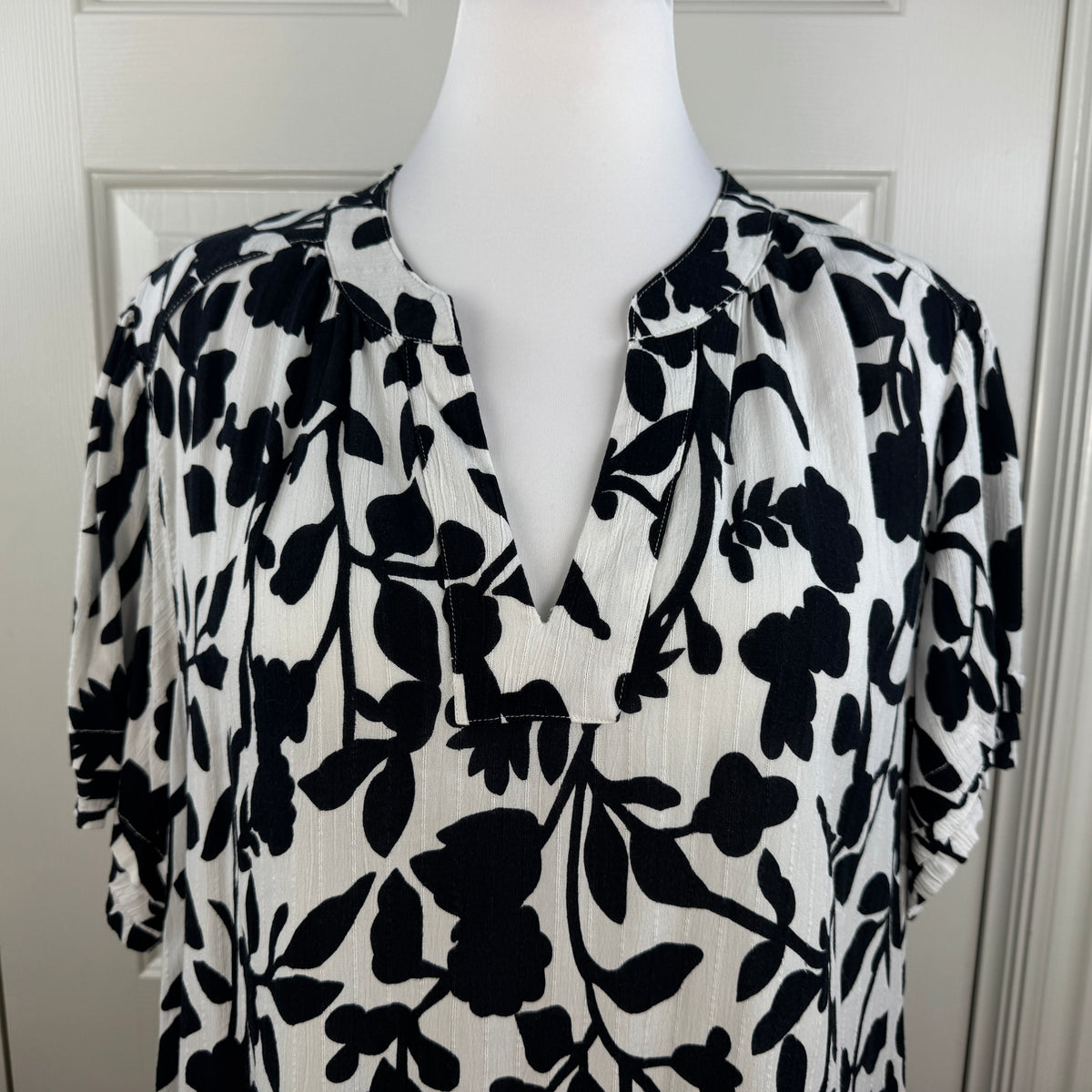 Well Worn Women's NWOT White Black Floral Split Neck Ruffle Sleeve Blouse Size XL