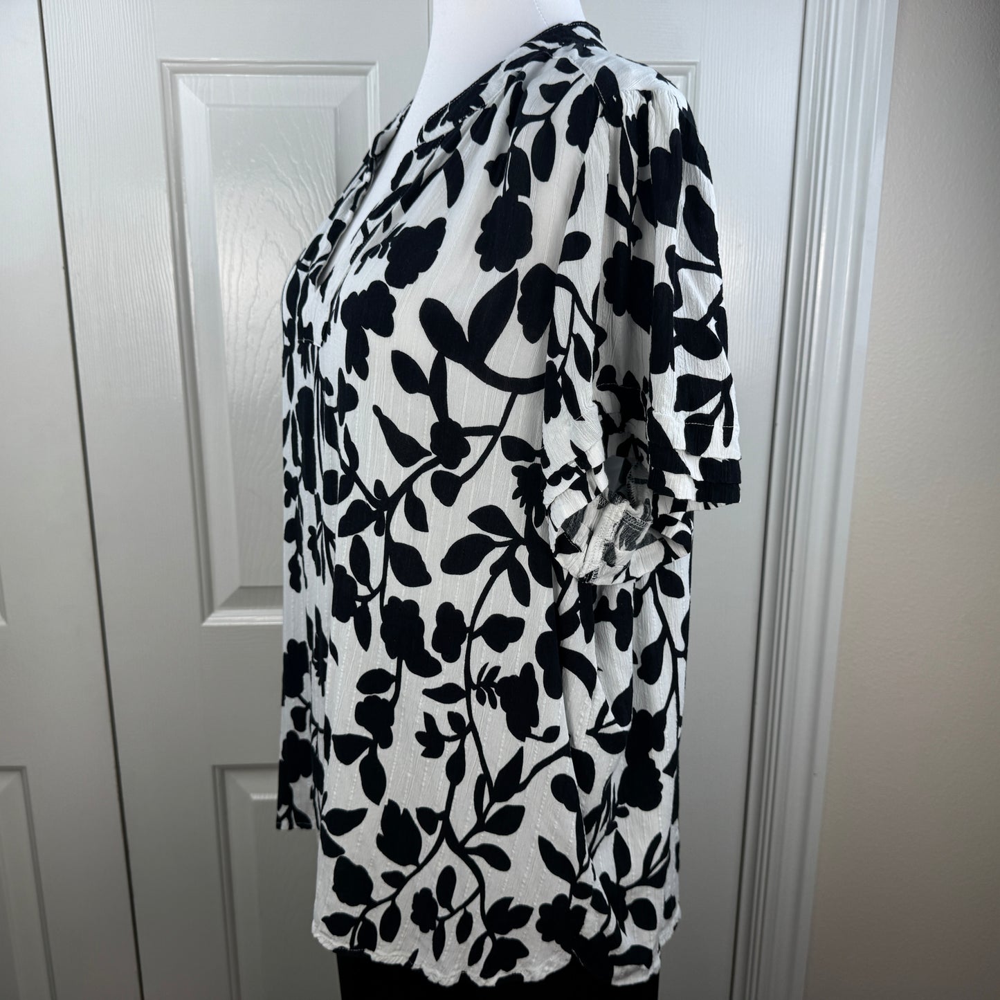 Well Worn Women's NWOT White Black Floral Split Neck Ruffle Sleeve Blouse Size XL