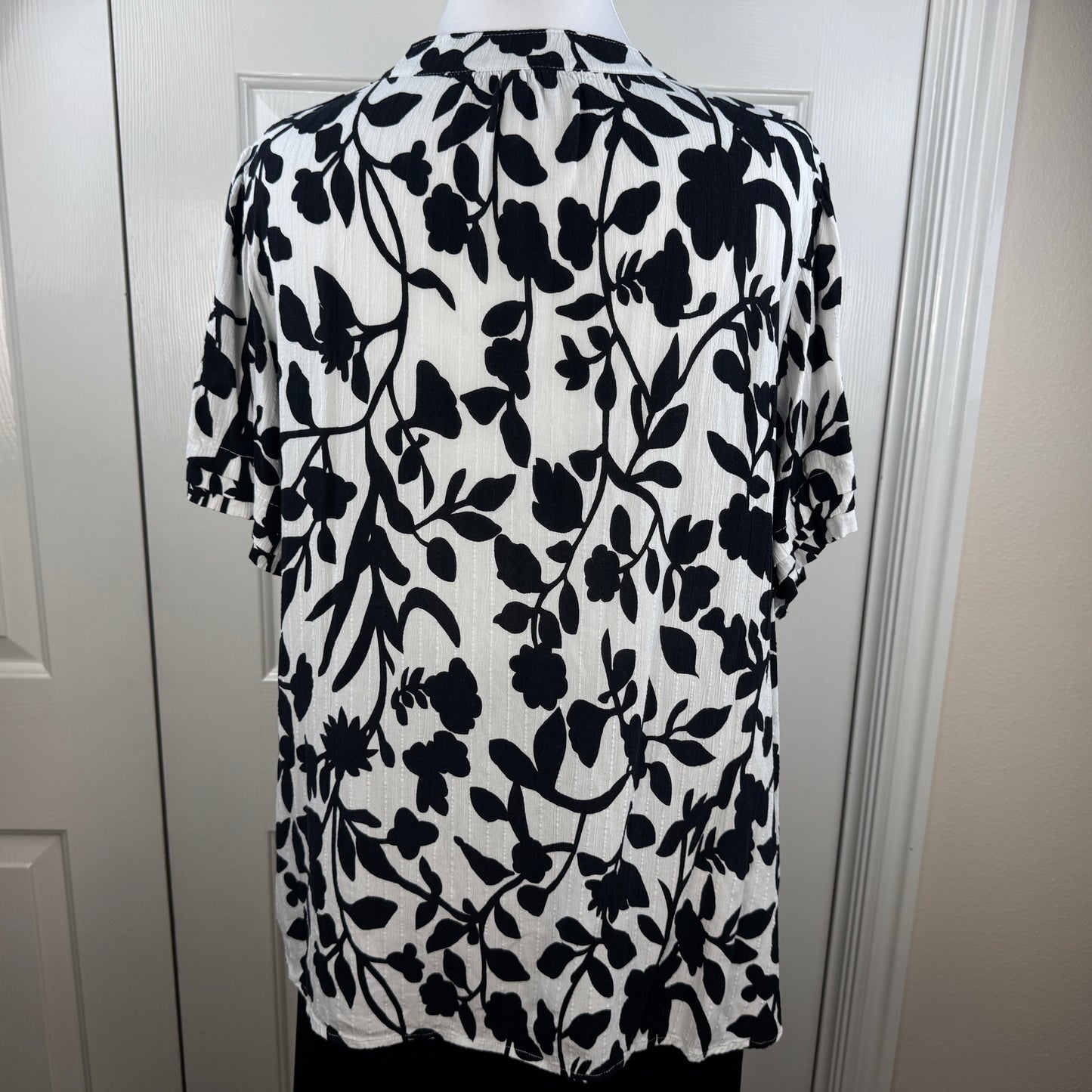 Well Worn Women's NWOT White Black Floral Split Neck Ruffle Sleeve Blouse Size XL