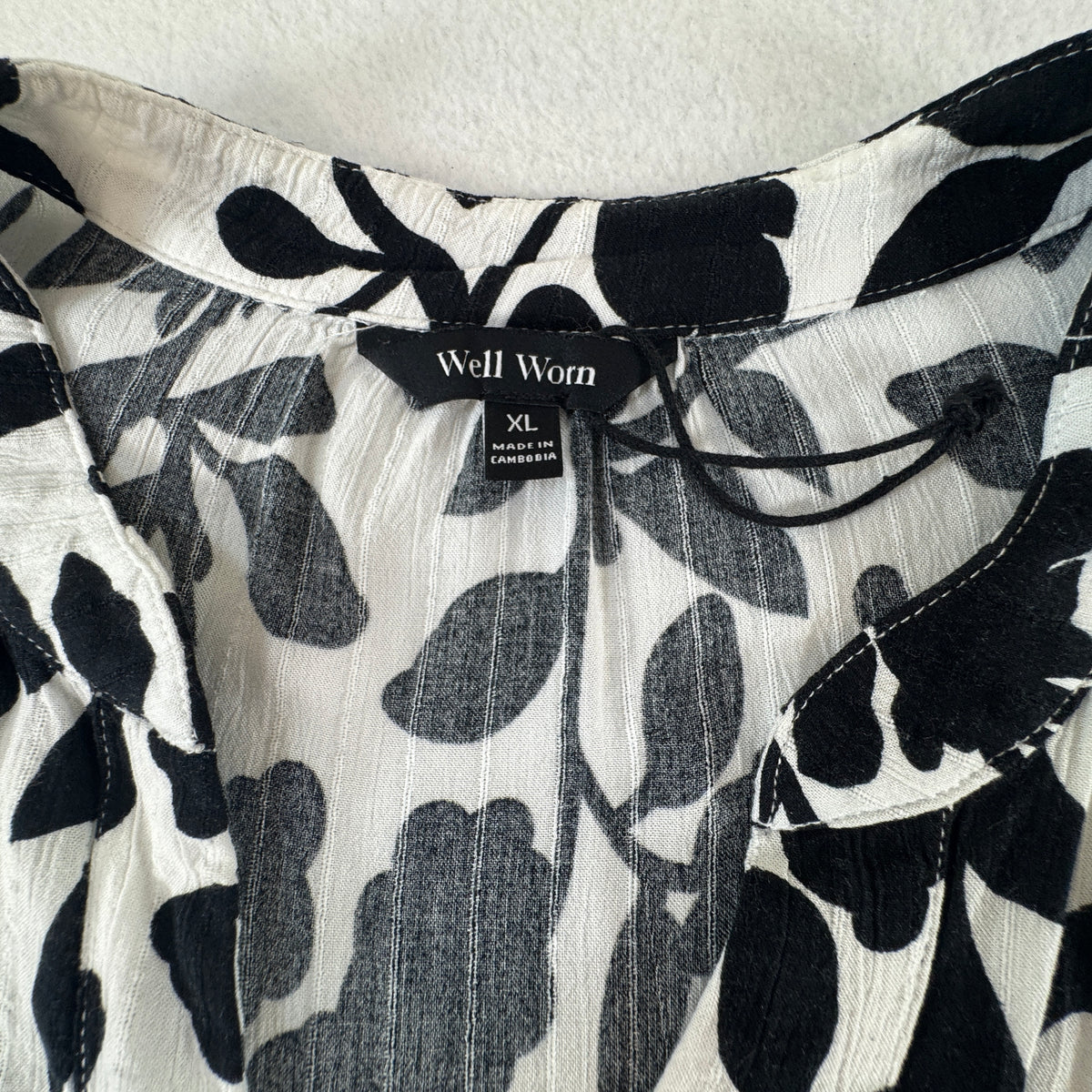 Well Worn Women's NWOT White Black Floral Split Neck Ruffle Sleeve Blouse Size XL