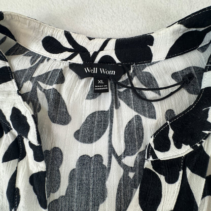 Well Worn Women's NWOT White Black Floral Split Neck Ruffle Sleeve Blouse Size XL
