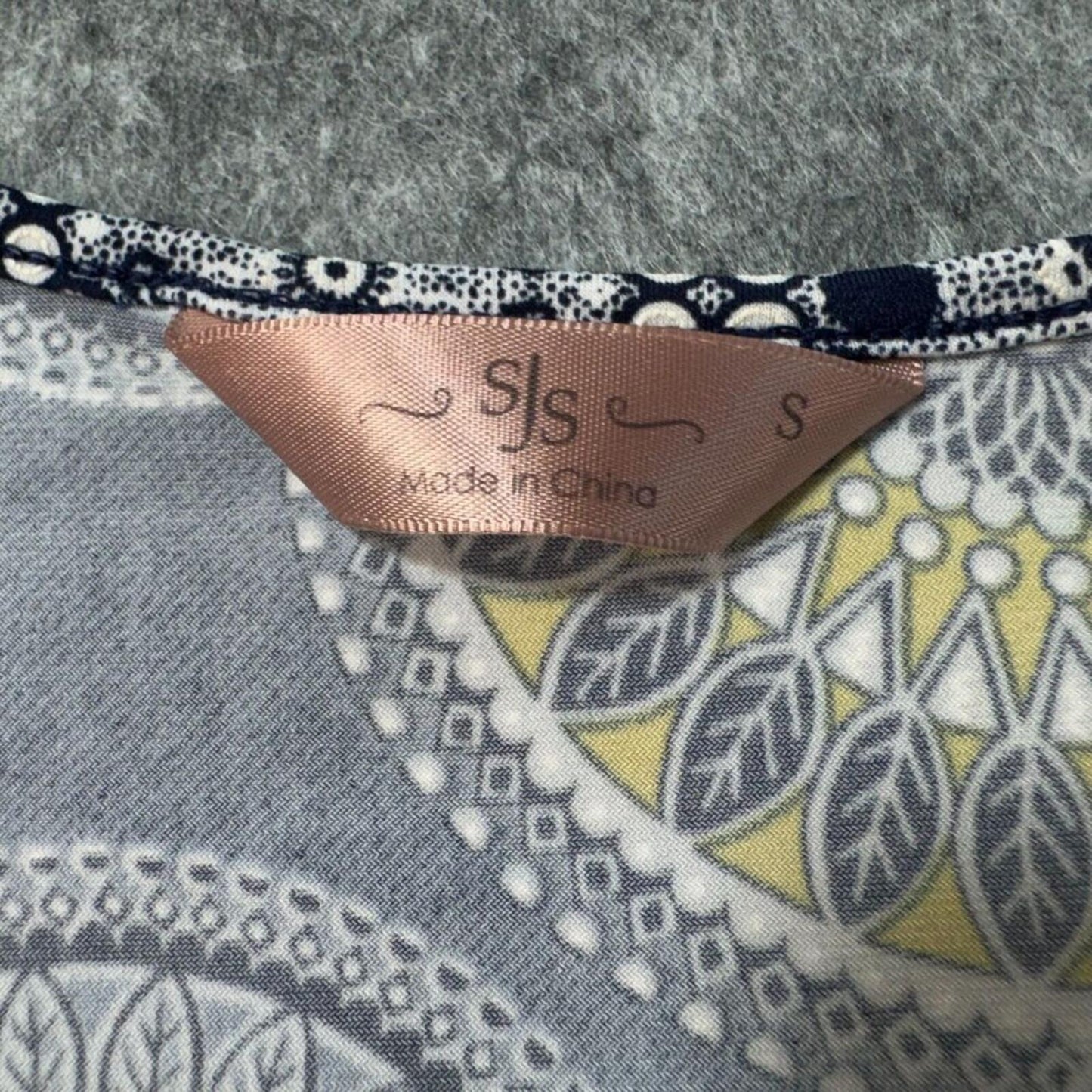 SJS Women Top Sz S Textured Blue White Yellow Paisley Sleeveless  Tie Closure