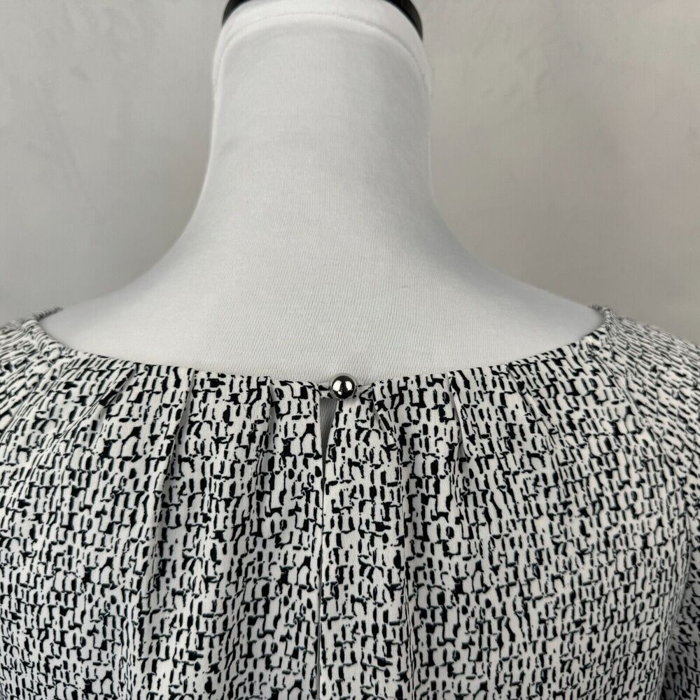 White House Black Market Top Sz XS Black White With Metal Detail Ruched sleeve