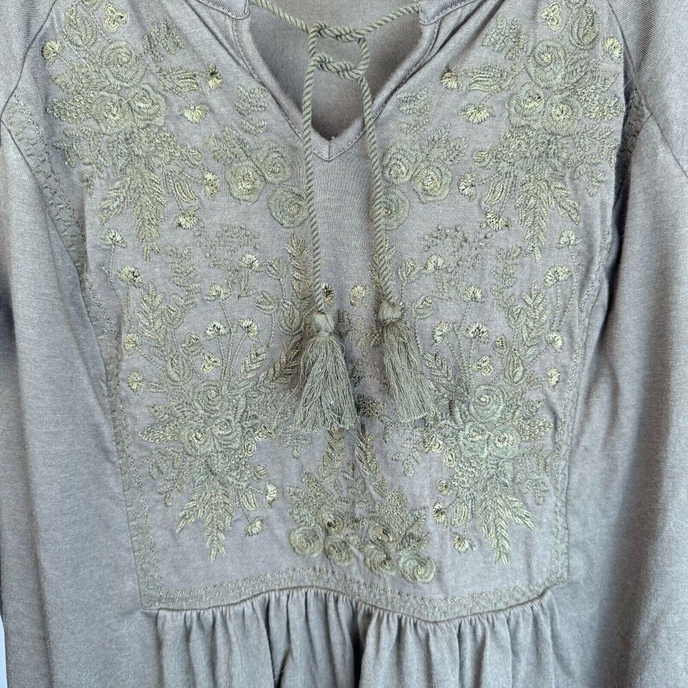 Blusa J Jill Talla M Verde con Flores Bordadas, Borlas, Estilo Campesino, Peplum y Mangas Acampanadas