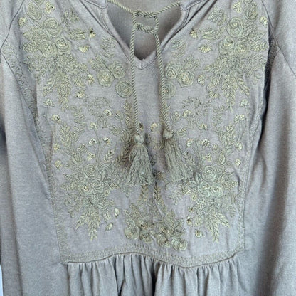 Blusa J Jill Talla M Verde con Flores Bordadas, Borlas, Estilo Campesino, Peplum y Mangas Acampanadas
