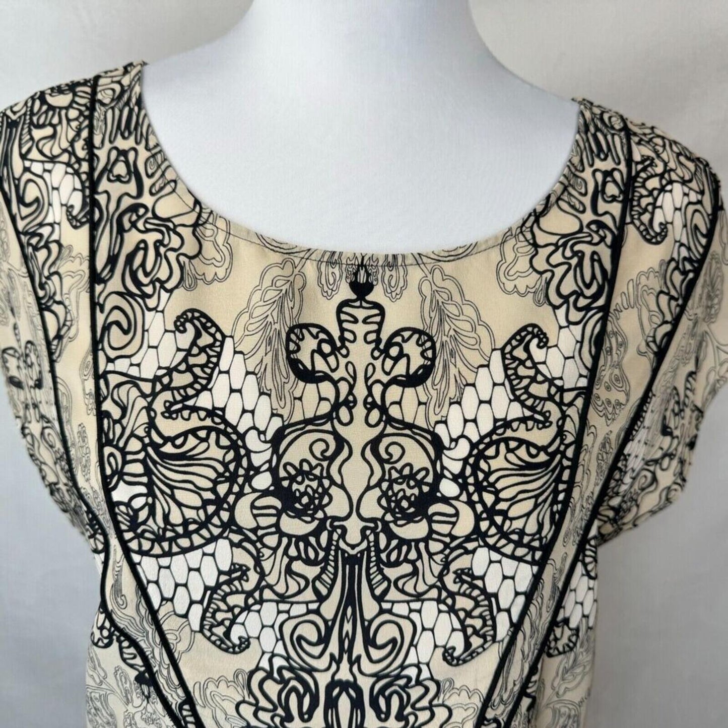 Willow and Clay Top Sz M Beige Black Print Round Neck Cap Sleeveless 100% Silk