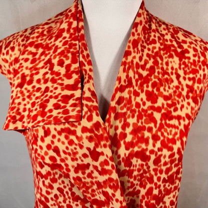 Blusa Ann Taylor Talla 2 color crema con estampado rojo, cuello en V, un solo hombro y manga con vuelo